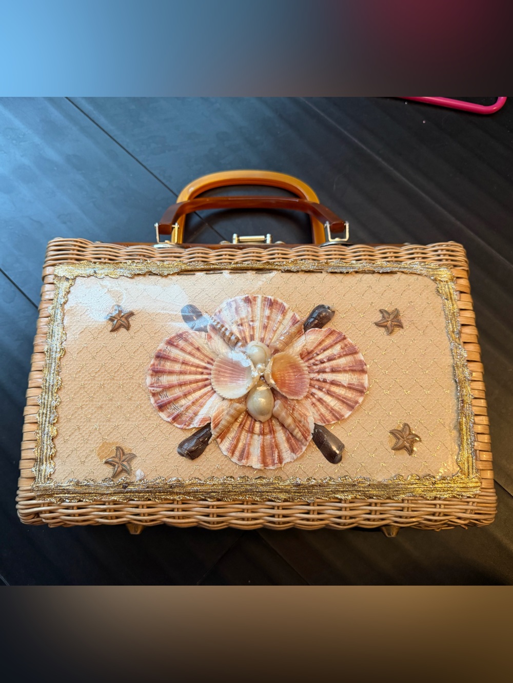VINTAGE princess charming wicker Shell-Embellished handbag in Natural Tan Euc